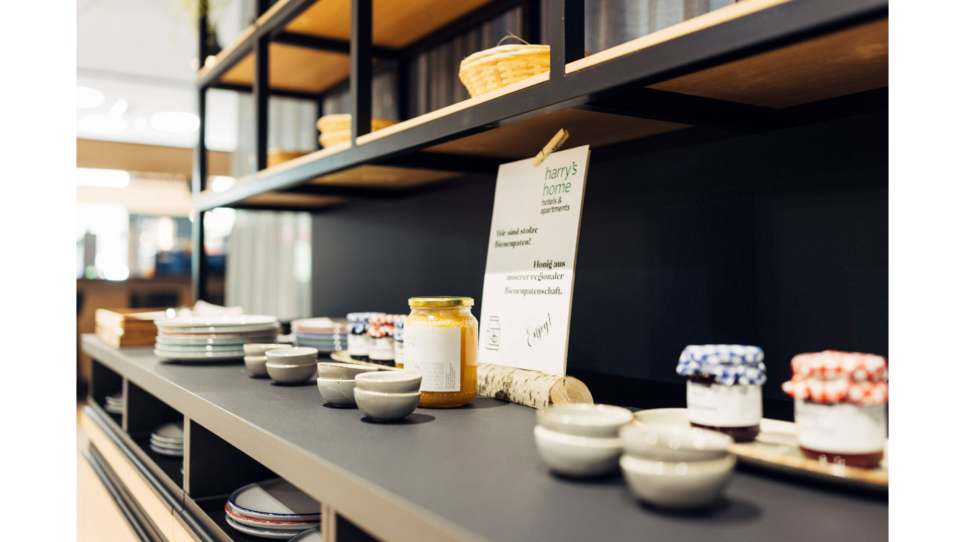 Table setting with dishes and jars in harry's home Hart bei Graz. | © harry’s home hotels - Daniel Zangerl