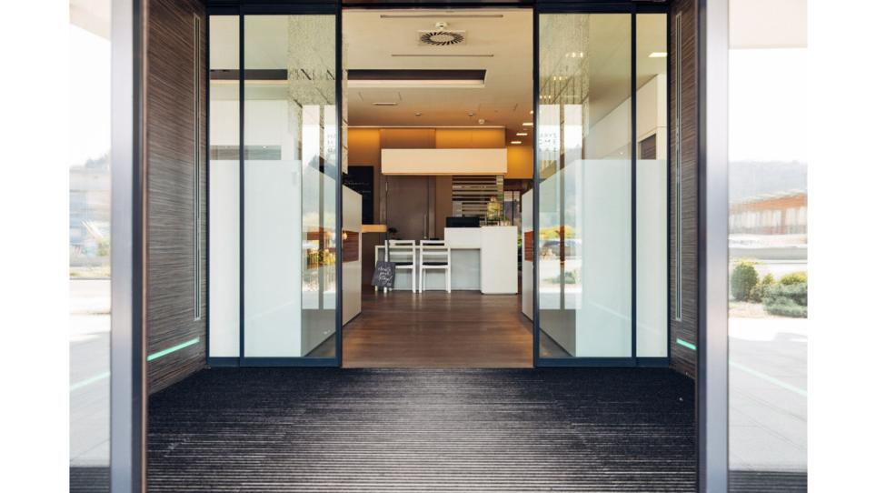 Bright entrance hall of harry's home Hart bei Graz showcasing the restaurant area. | © harry’s home hotels - Daniel Zangerl