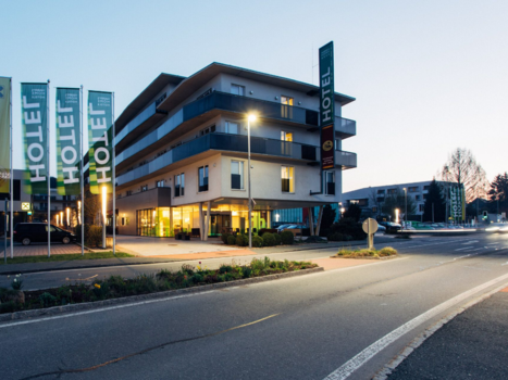 Außenansicht des Harry's Home Hart bei Graz, ideal für Geschäftsreisen und Konferenzen. | © harry’s home hotels - Daniel Zangerl