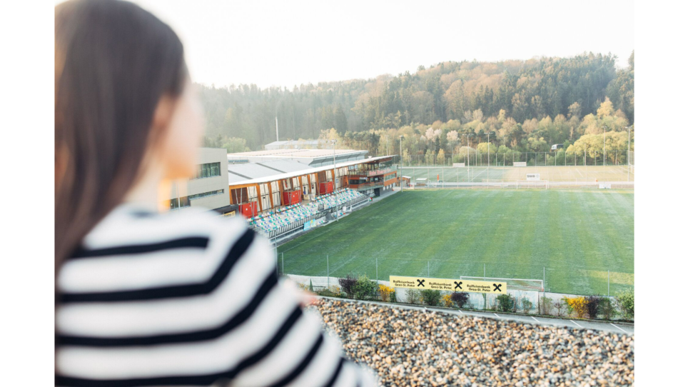 View of the sports facility in Hart bei Graz with a person in the foreground. | © harry’s home hotels - Daniel Zangerl