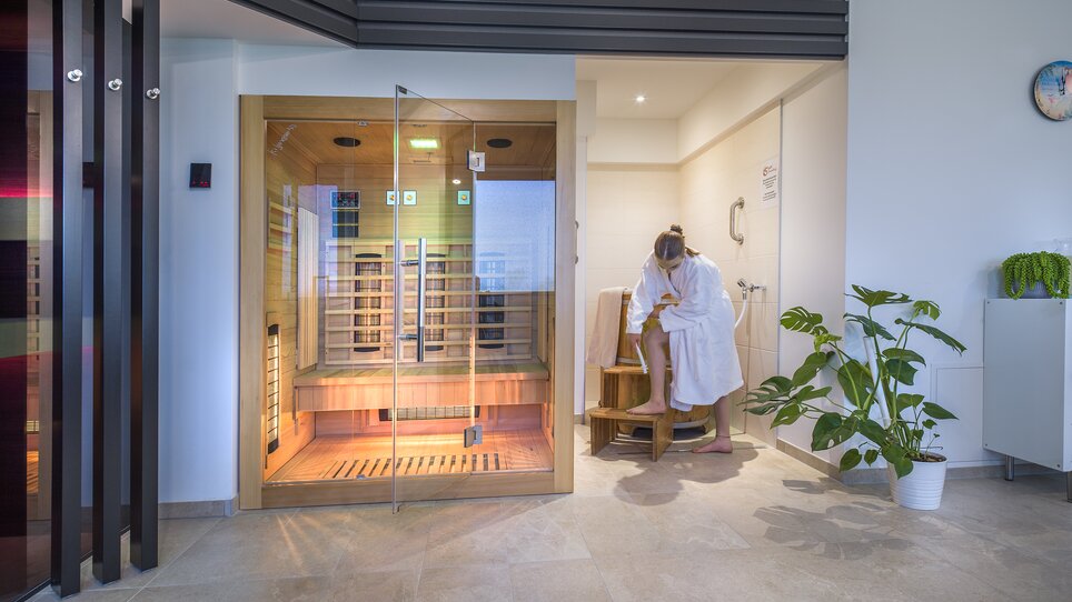A guest prepares for the sauna at Hi5-Hotel Seiersberg. | © Hi5-Hotel Seiersberg