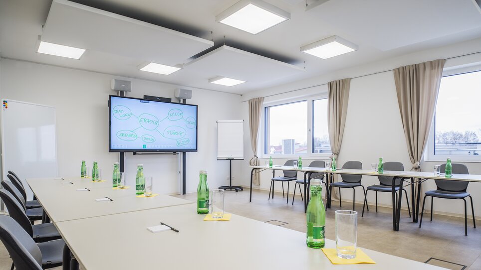 Conference room equipped with presentation technology and water bottles at Hi5-Hotel Seiersberg. | © Hi5-Hotel Seiersberg