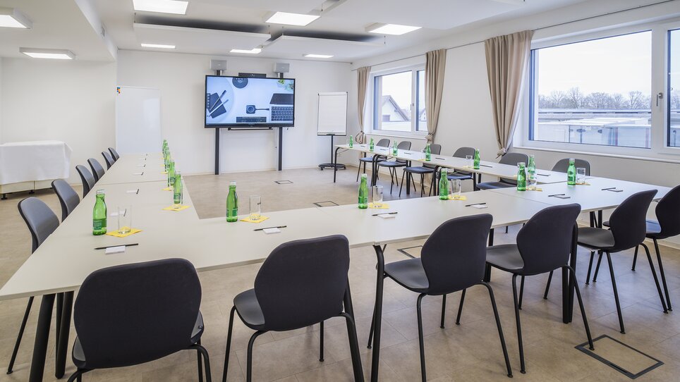 Modern meeting setup with water bottles and stationery at Hi5-Hotel Seiersberg. | © Hi5-Hotel Seiersberg