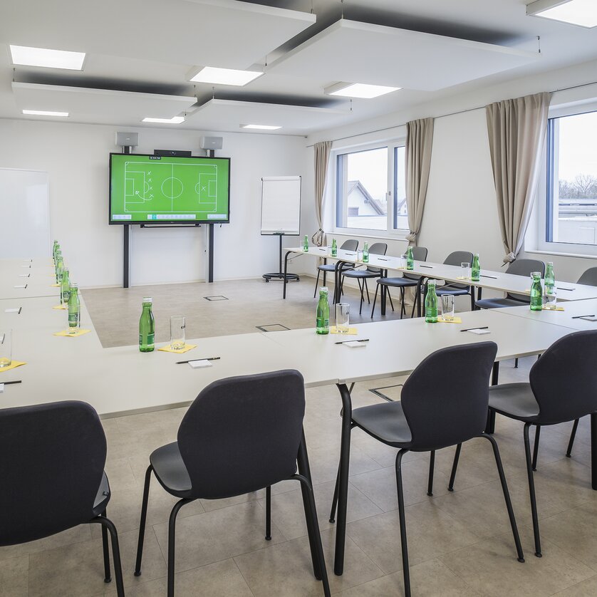 Geschäftsmeeting im Hi5-Hotel Seiersberg. Moderner Raum mit Tischen, Getränken und Präsentationstechnik. | © Hi5-Hotel Seiersberg