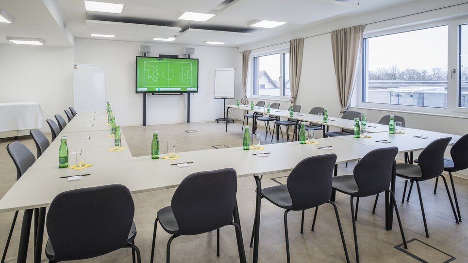 Business meeting at Hi5-Hotel Seiersberg. Modern room with tables, drinks, and presentation technology. | © Hi5-Hotel Seiersberg