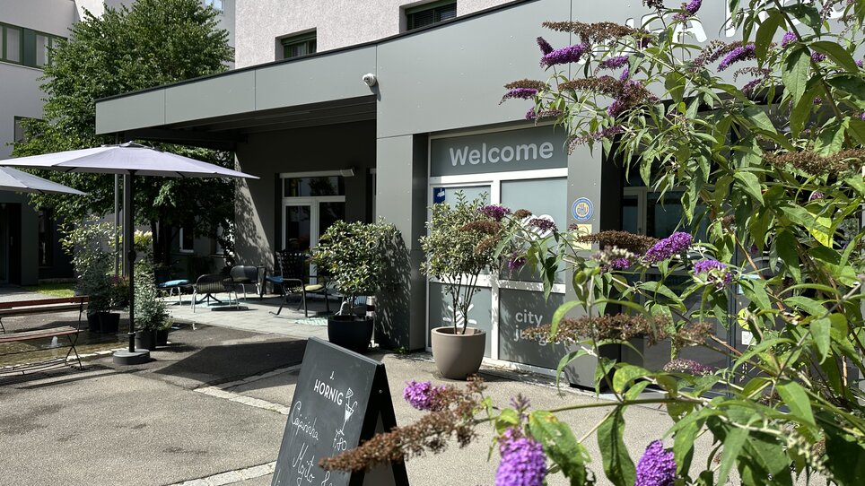 Willkommen im JUFA Hotel Graz City mit Außenbereich und kulinarischen Angeboten. | © JUFA Graz City