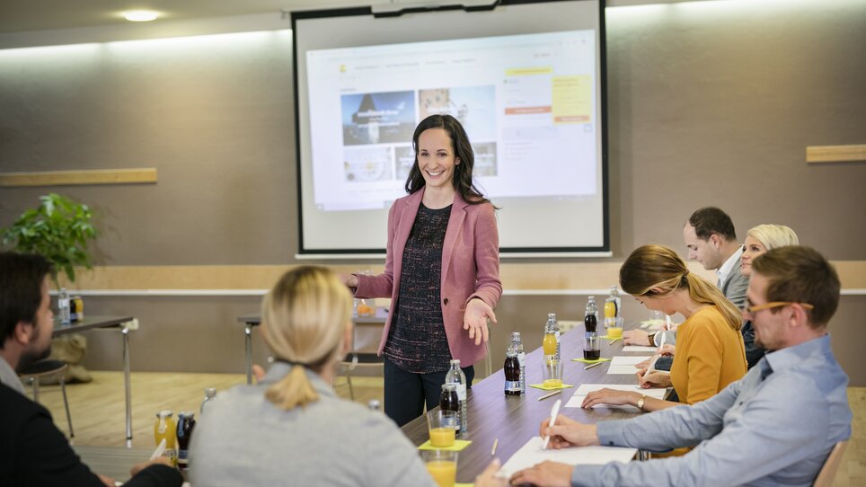 Frau leitet ein Meeting im JUFA Hotel Graz City mit Teilnehmern. | © JUFA Graz City