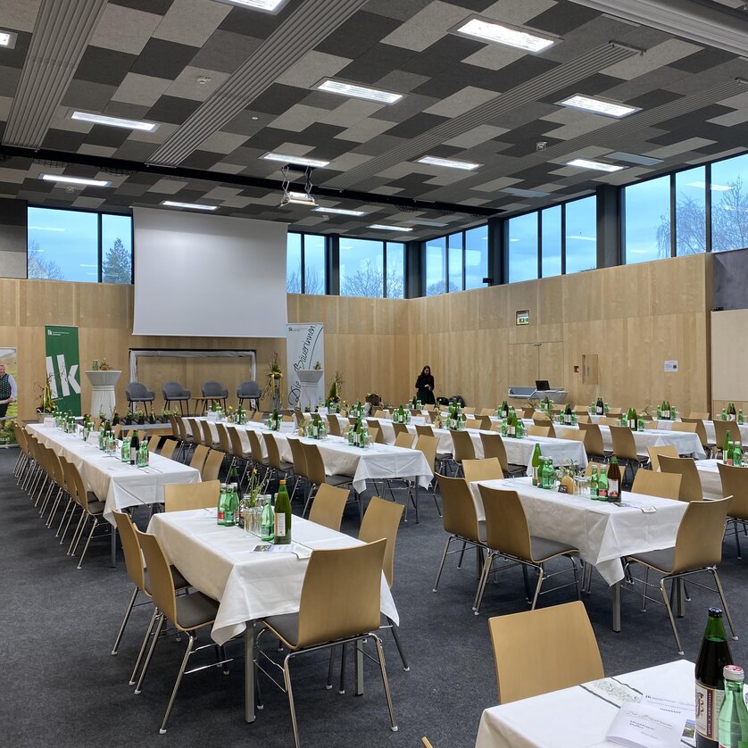 Conference room in JUFA Hotel Maria Lankowitz, set up for a meeting with water bottles on the tables. | © JUFA Hotels - Monika Heinrich