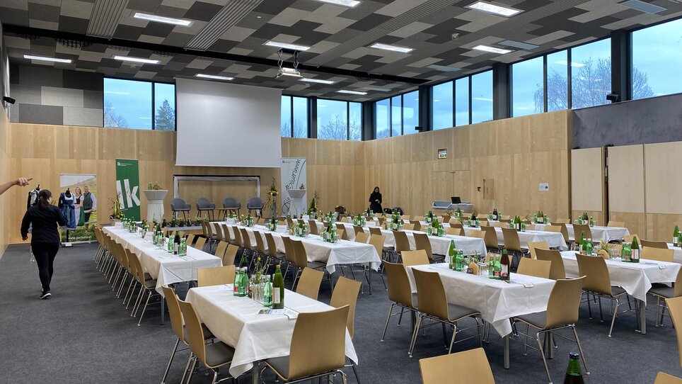 Conference room in JUFA Hotel Maria Lankowitz, set up for a meeting with water bottles on the tables. | © JUFA Hotels - Monika Heinrich