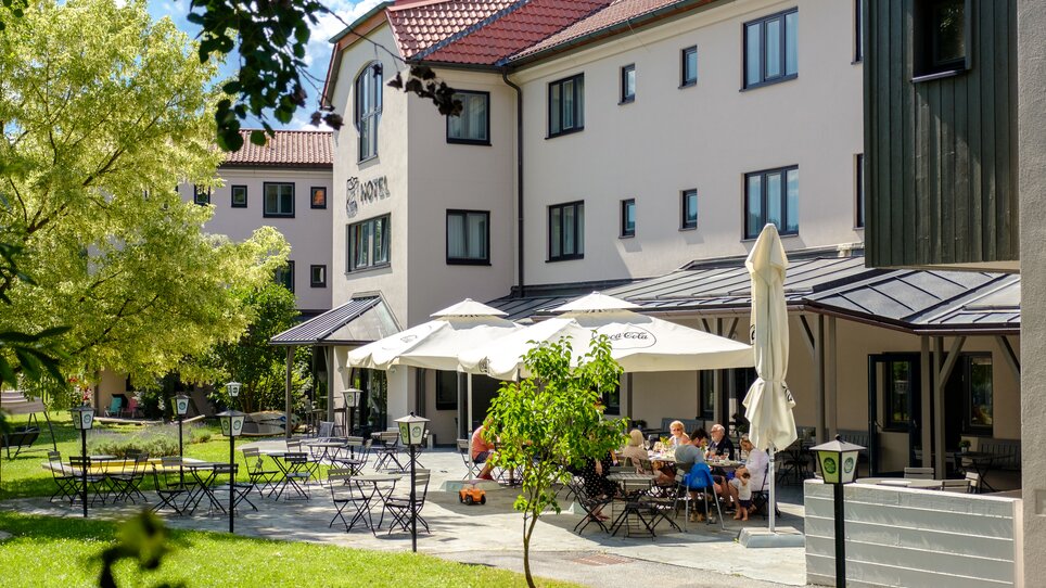 Outdoor area of JUFA Hotel Maria Lankowitz with guests. | © iQ-Foto - Thomas Leibetseder