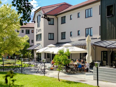 Outdoor area of JUFA Hotel Lipizzanerheimat with guests. | © iQ-Foto - Thomas Leibetseder
