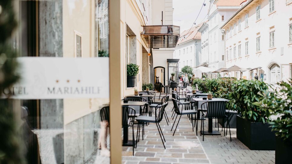 Entspanntes Ambiente auf der Terrasse des Hotels Mariahilf mit Blick auf Graz. | © Hotel Mariahilf
