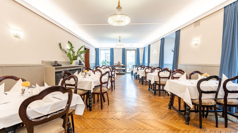 Ein stilvolles Restaurant im Hotel Mariahilf mit aufgedeckten Tischen und Holzsesseln mit geschwungener Rückenlehne. | © Hotel Mariahilf