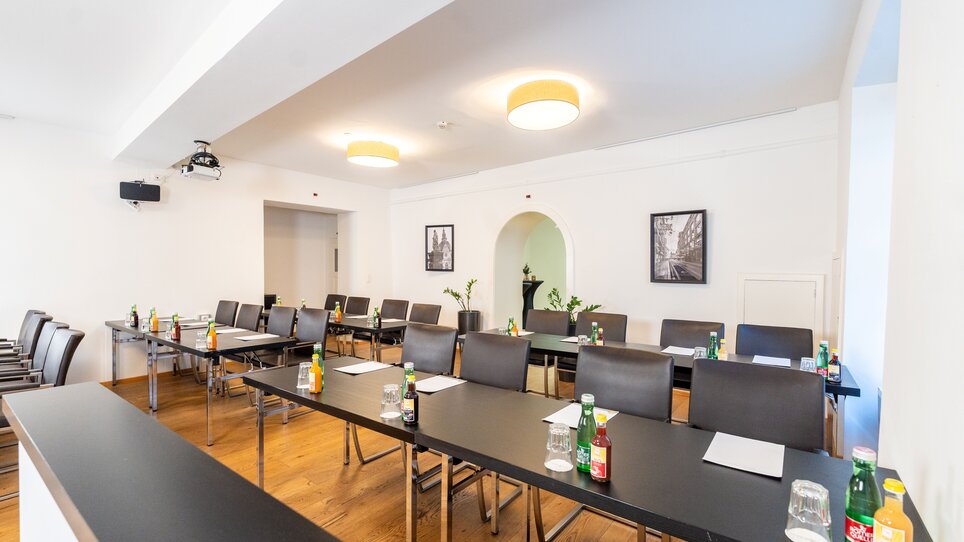 Ein Meetingraum mit modernen Tischen, Stühlen und Konferenztechnik im Hotel Mariahilf in Graz. | © Hotel Mariahilf