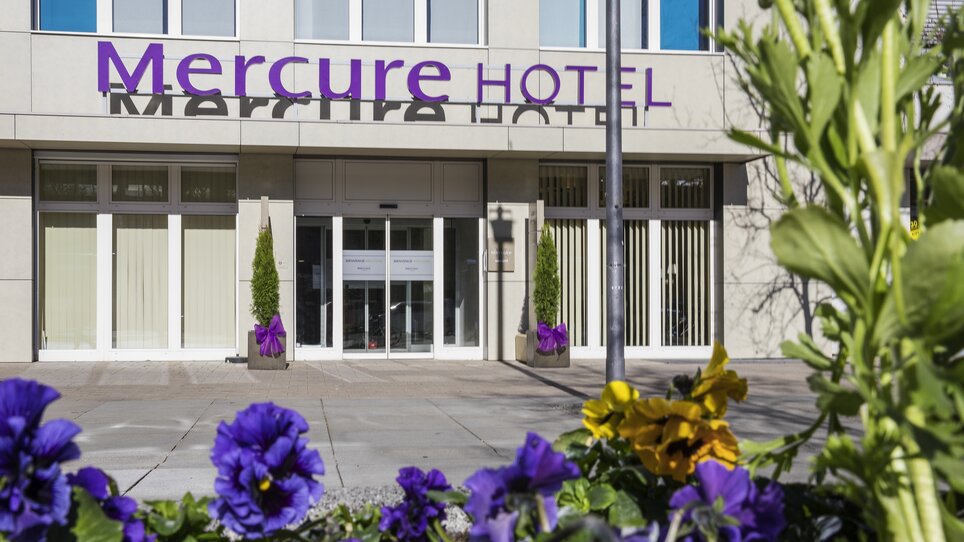 Moderner Eingangsbereich des Mercure Graz City Hotels mit Blumenbeeten. | © Die Steirerin