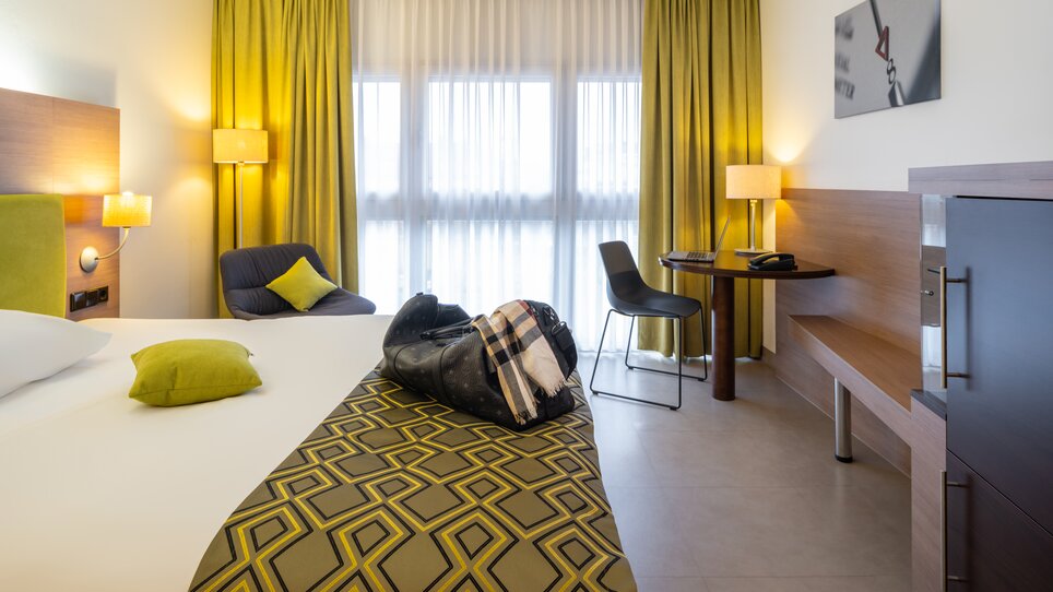A stylish hotel room featuring a double bed, suited for business travelers at Hotel Mercure Graz City. | © Mercure Graz City - Mitja Kobal