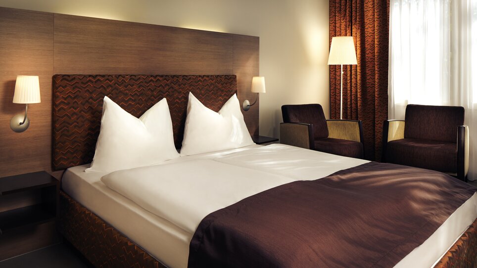 Ein stilvolles Hotelzimmer mit einem Doppelbett, abgestimmt auf Businessreisende im Hotel Mercure Graz City. | © Mercure Graz City - Abaca Corporate - Mitja Kobel