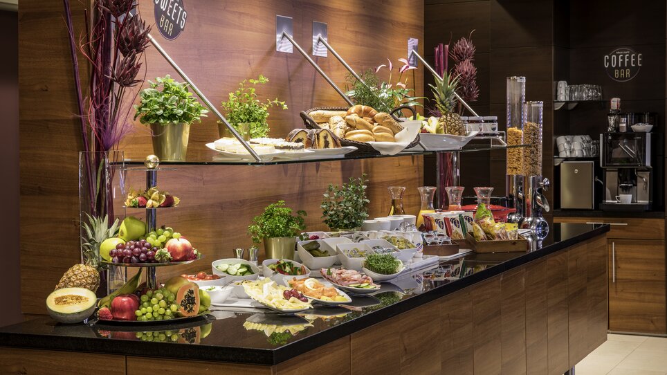 Vielfältige Speisen und Getränke auf einem Buffet in modernem Ambiente im Hotel Mercure Graz City. | © Die Steirerin