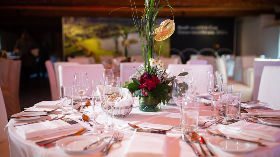 Eleganter Tisch mit Blumenarrangement in einem Veranstaltungsraum im Murhof Hotel & Restaurant. | © Murhof