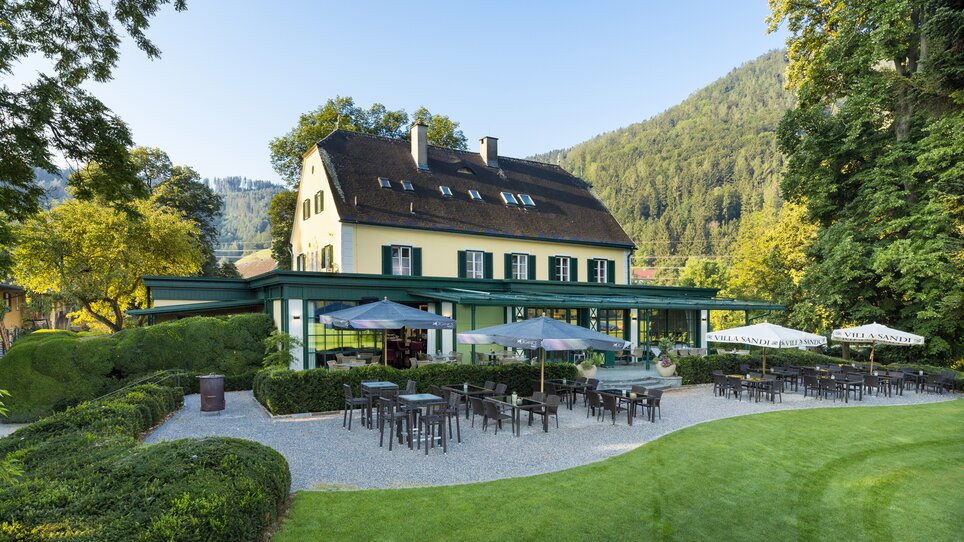 Das Murhof Hotel & Restaurant bietet eine wunderschöne Terrasse und Garten im Grünen. | © Murhof Hotel & Restaurant