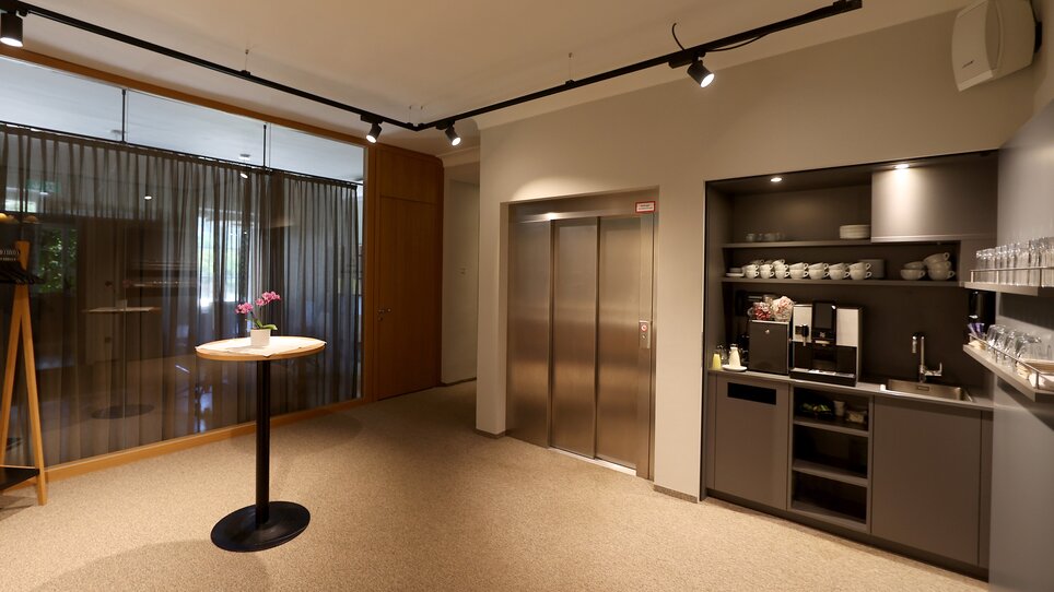 Elegantes Foyer mit Restaurantbereich und Aufzug, ideal für Geschäftstreffen im Murhof Hotel & Restaurant. | © Murhof