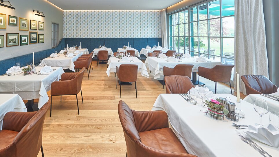 Modernes Restaurant mit gedeckten Tischen und eleganten Stühlen im Murhof Hotel & Restaurant. | © Murhof