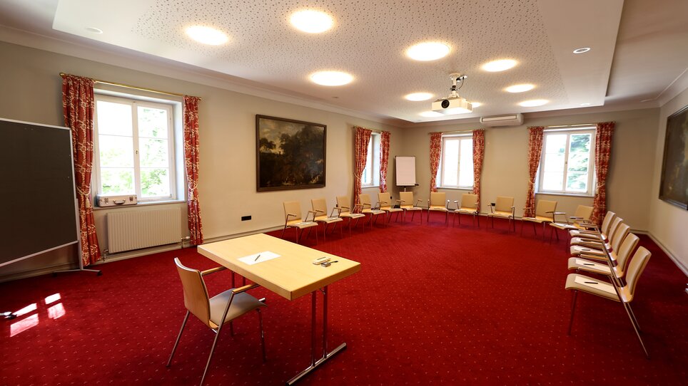 Ein stilvoller Tagungsraum mit Stühlen im Kreis und einem Tisch im Murhof Hotel & Restaurant. | © Murhof