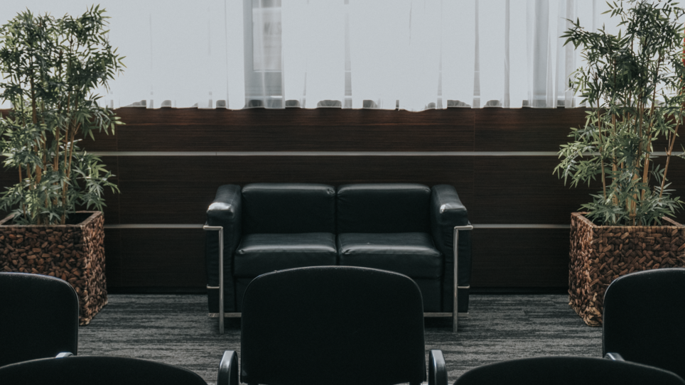 Schwarzes Sofa mit Pflanzen in moderner Meetinglocation im PLAZA INN Graz City. | © PLAZA INN Graz City