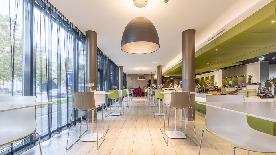 Der Essbereich im PLAZA INN Graz Messe mit Sitzplätzen und Barbereich. | © PLAZA INN Graz Messe