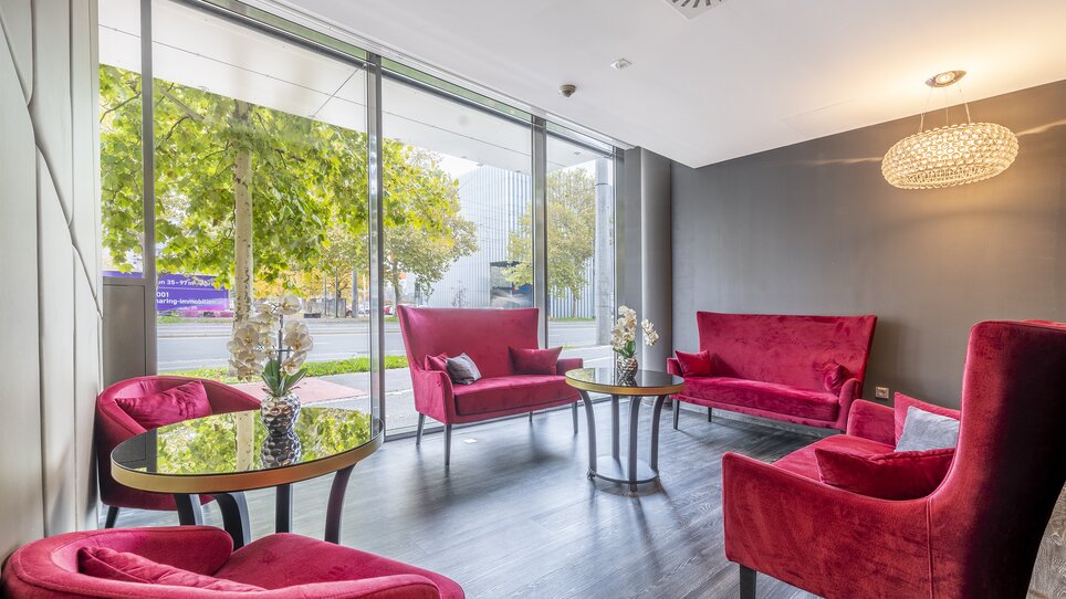 Einladender Tagungsbereich im PLAZA INN Graz Messe mit roten Sesseln. | © PLAZA INN Graz Messe