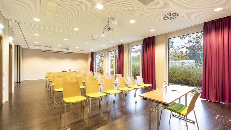 Raum für Konferenzen im PLAZA INN Graz Messe mit Stühlen und Tischen. | © PLAZA INN Graz Messe
