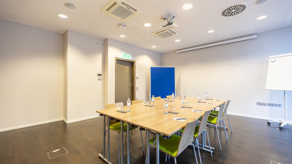Business Meetinglocation im PLAZA INN Graz Messe mit Sitzgelegenheiten und Präsentationstechnik. | © PLAZA INN Graz Messe