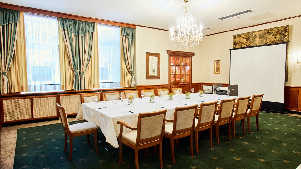 Meeting room at Parkhotel Graz with table and chairs for business meetings. | © Parkhotel Graz