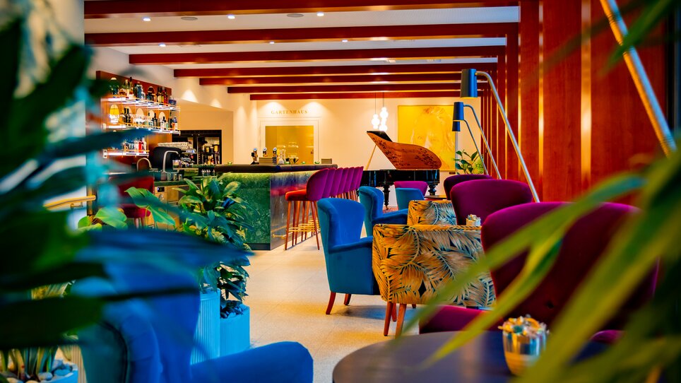 Elegante Lobby im Parkhotel Graz mit Sitzbereichen und Bartheke. | © Parkhotel Graz