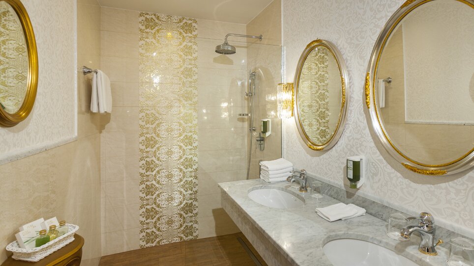 Elegant bathroom in Parkhotel Graz with double sink. | © Parkhotel Graz