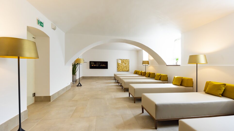 Calm room with loungers and lamps in Parkhotel Graz. | © Parkhotel Graz