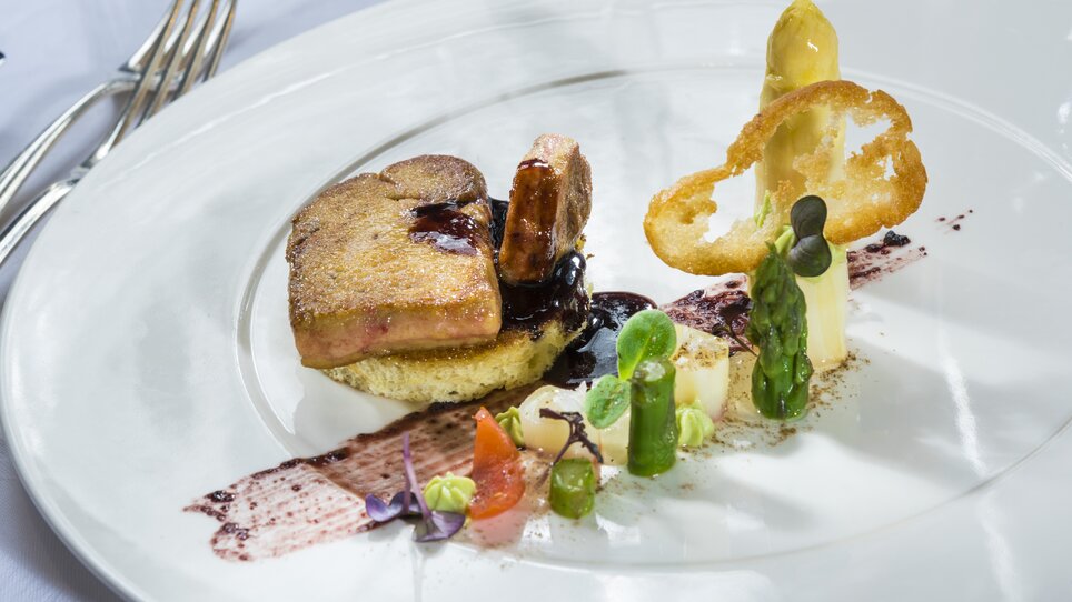 An artistically plated gourmet dish featuring foie gras at Parkhotel Graz restaurant. | © Parkhotel Graz