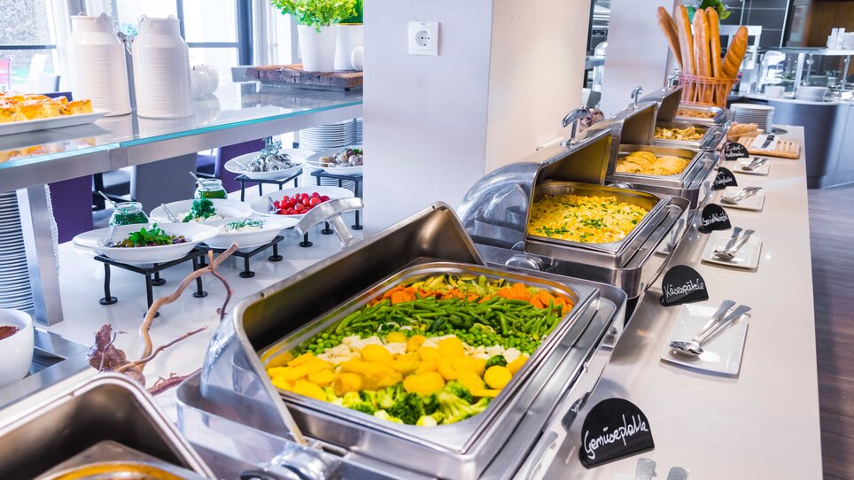 Ein Buffet mit verschiedenen Gemüsegerichten und Beilagen im Hotel Ramada Graz. | © Hotel Ramada Graz
