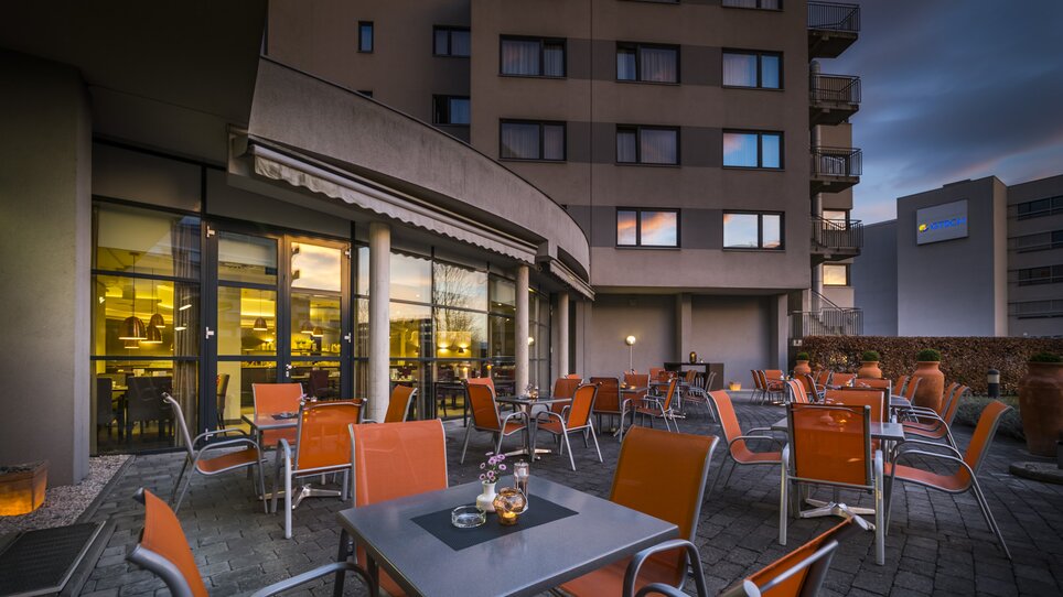 Außenbereich des Hotel Ramada Graz, ideal für Tagungen und Networking. | © Hotel Ramada Graz