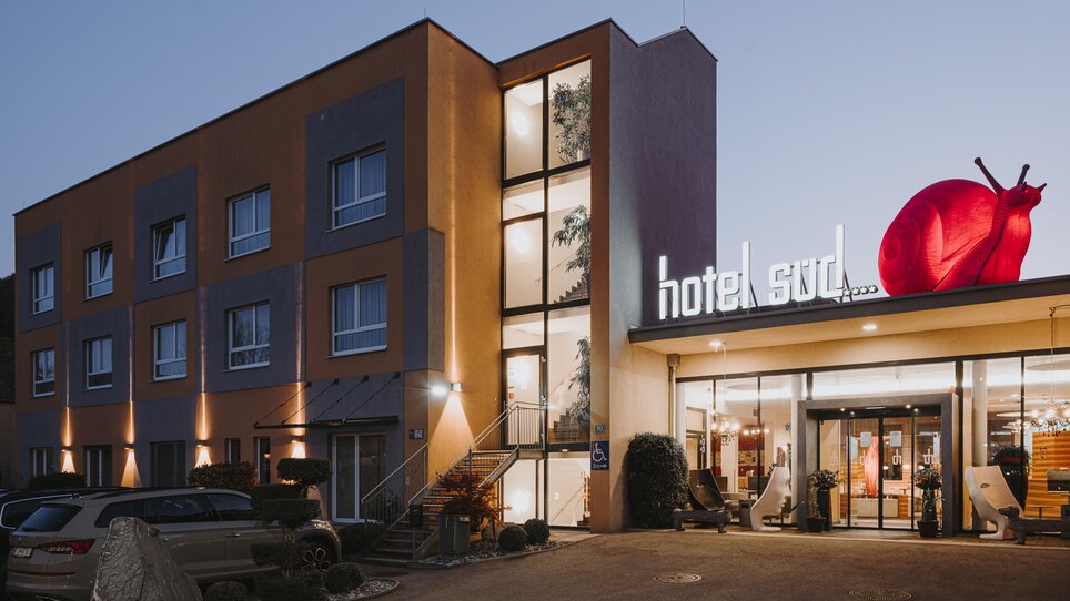 Exterior view of Hotel Süd with pink snail and support for business trips. | © Hotel Süd