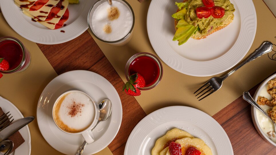 Buffet showcasing a variety of dishes at Hotel Süd. | © Hotel Süd 