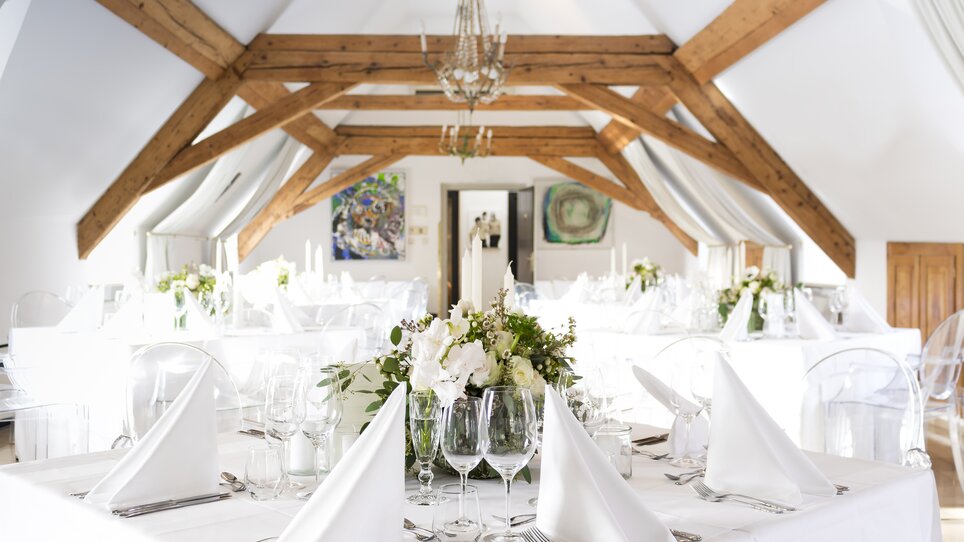 Eleganter Speisebereich im Schlossberghotel mit festlich gedeckten Tischen. | © Schlossberghotel