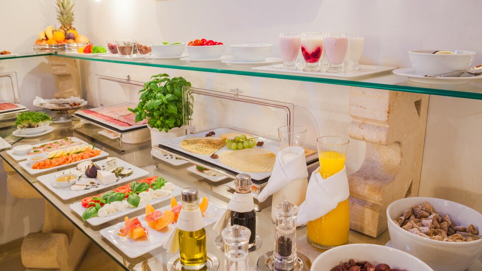 Vielfältiges Frühstücksbuffet im Schlossberghotel mit frischen Zutaten und Getränken. | © Schlossberghotel