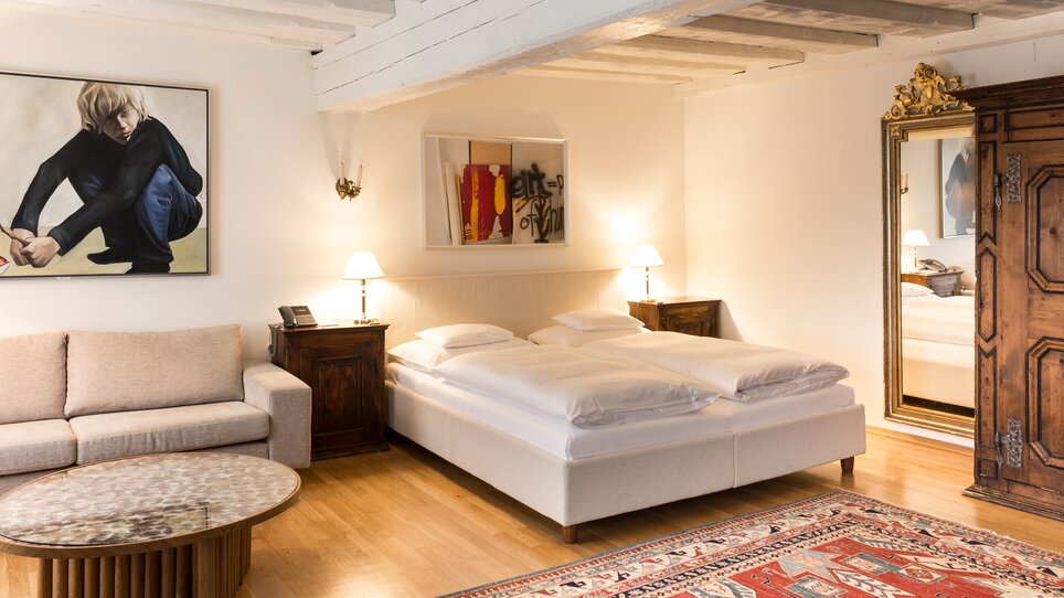 Geräumiges Schlafzimmer im Schlossberghotel mit Doppelbett und Sitzbereich. | © Schlossberghotel
