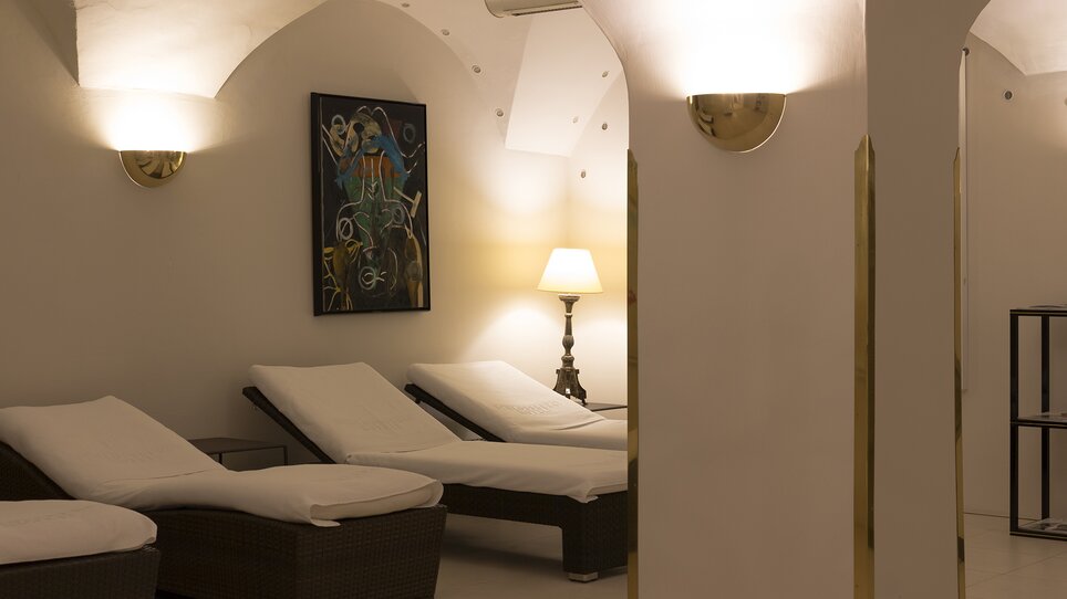 Ruhiger Entspannungsbereich mit Liegen im Schlossberghotel. | © Schlossberghotel