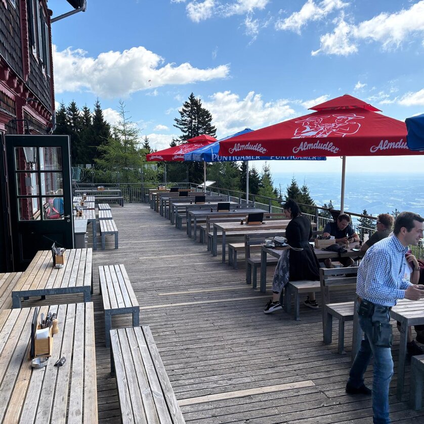 Terrace of the Stubenberghaus with view and guests. | © Stubenberghaus