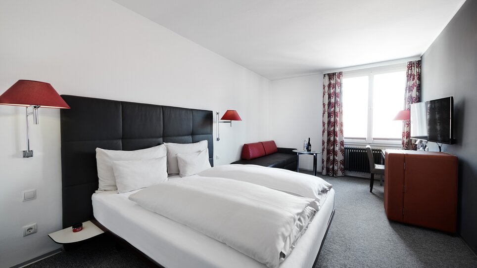 Hotel room at Hotel Das Weitzer featuring a double bed and TV. | © Florian Weitzer Hotels & Restaurants