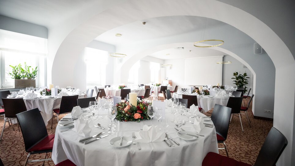 Elegante Tischdekoration in einem Konferenzraum im Hotel Weitzer in Graz. | © Florian Weitzer Hotels & Restaurants