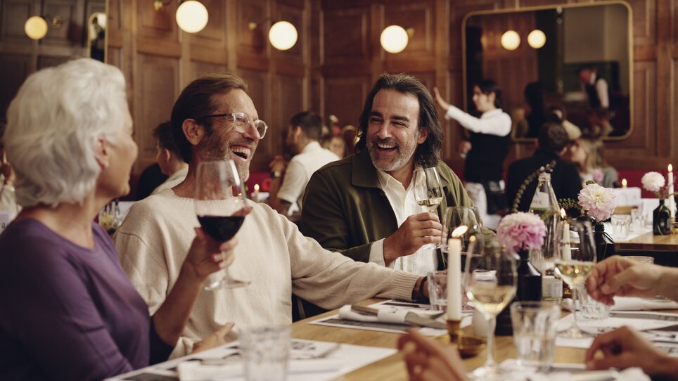 Wall design with slogans and wooden shelves in the store at Hotel Das Weitzer. | © Florian Weitzer Hotels & Restaurants