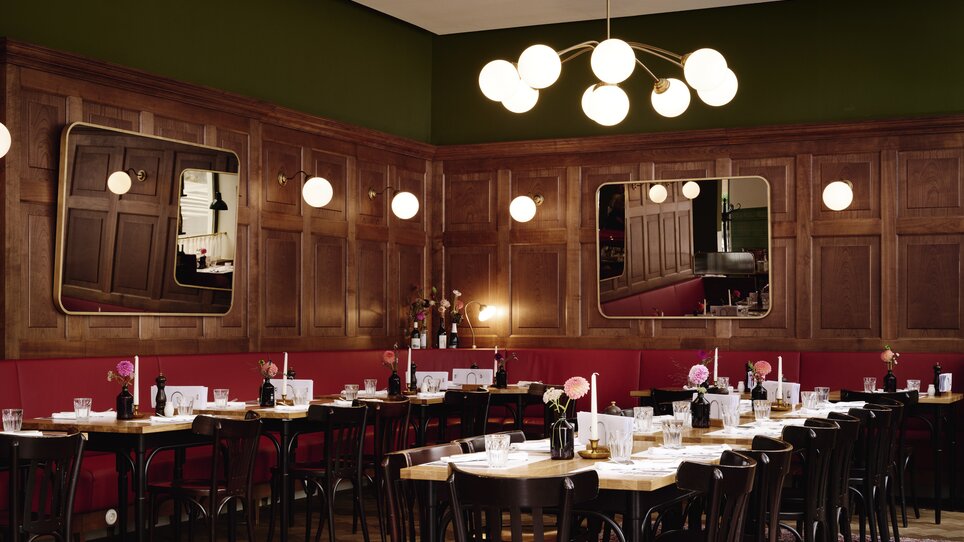 Gemütliches Restaurant im Hotel Weitzer mit Holzvertäfelung und Tischdekoration. | © Florian Weitzer Hotels & Restaurants - Kopie